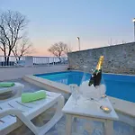 Two-bedroom With An Outdoor Swimming Pool 04
