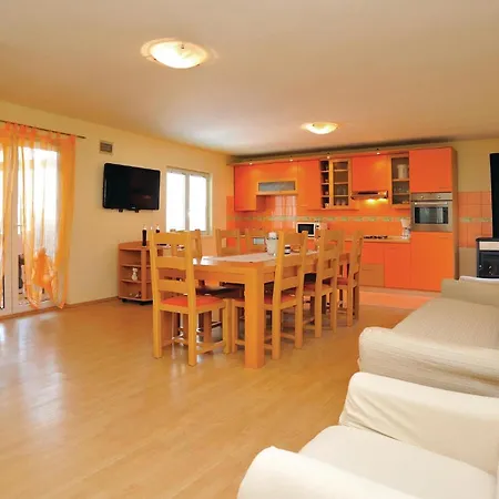 Two-bedroom With An Outdoor Swimming Pool 04 Casa vacanze *