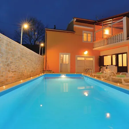 Casa vacanze Two-bedroom With An Outdoor Swimming Pool 04
