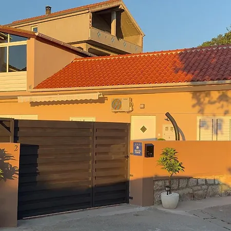 בית נופש Two-bedroom With An Outdoor Swimming Pool 04