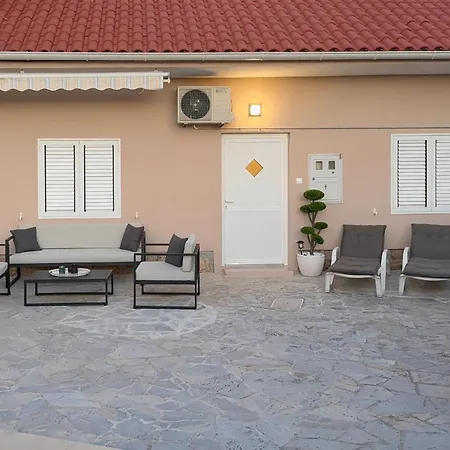 Two-bedroom With An Outdoor Swimming Pool 04 Casa vacanze *