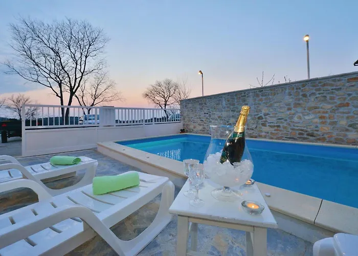 Two-bedroom With An Outdoor Swimming Pool 04