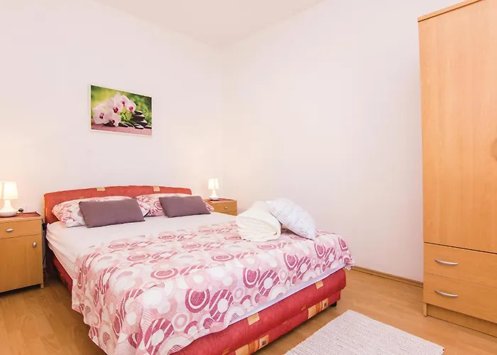 Two-bedroom With An Outdoor Swimming Pool 04 Hébergement de vacances Kruševo