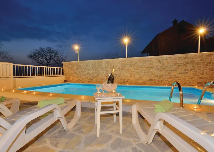 Hébergement de vacances Two-bedroom With An Outdoor Swimming Pool 04