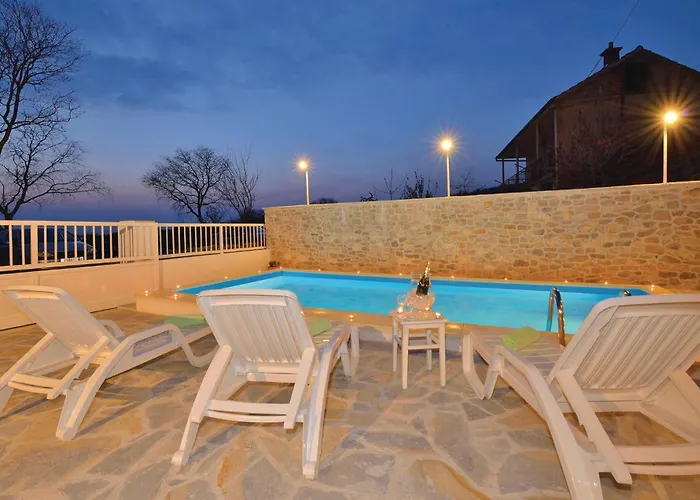 Hébergement de vacances Two-bedroom With An Outdoor Swimming Pool 04 *