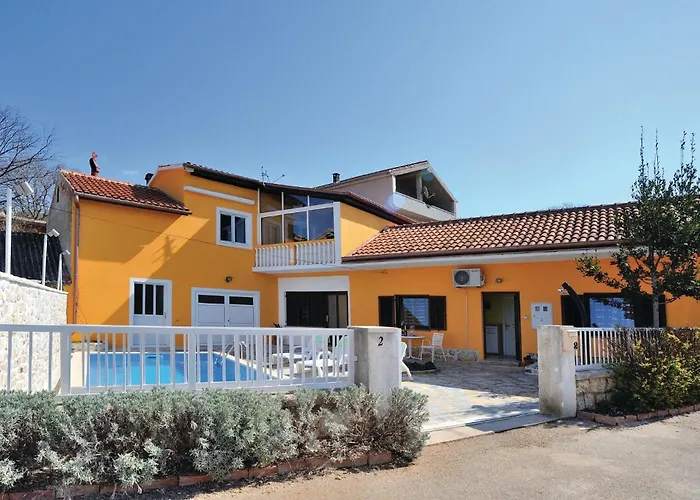 Hébergement de vacances Two-bedroom With An Outdoor Swimming Pool 04 *