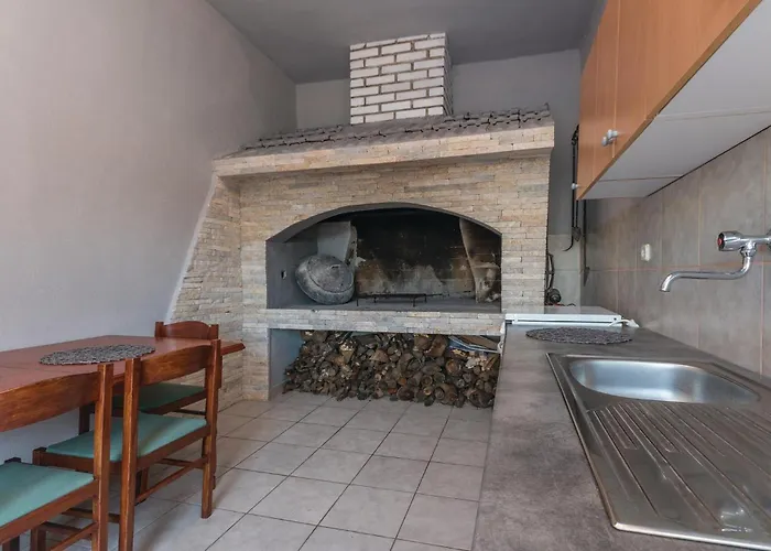 Hébergement de vacances Two-bedroom With An Outdoor Swimming Pool 04