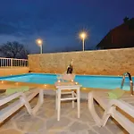 Nyaraló Two-bedroom With An Outdoor Swimming Pool 04