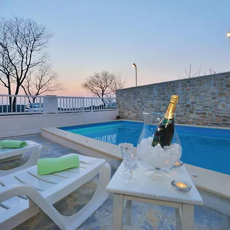 Two-bedroom With An Outdoor Swimming Pool 04