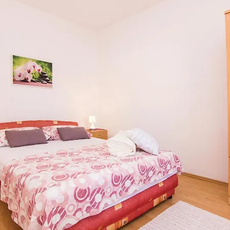 Two-bedroom With An Outdoor Swimming Pool 04 Casa vacanze Kruševo