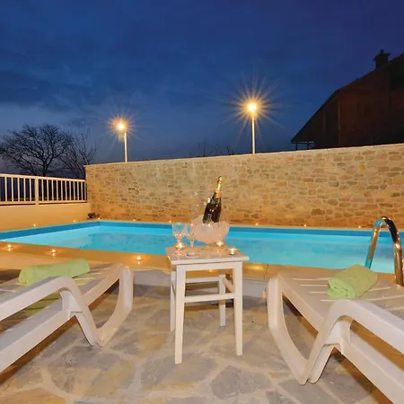 Casa vacanze Two-bedroom With An Outdoor Swimming Pool 04