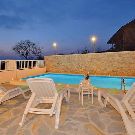 Casa vacanze Two-bedroom With An Outdoor Swimming Pool 04 *