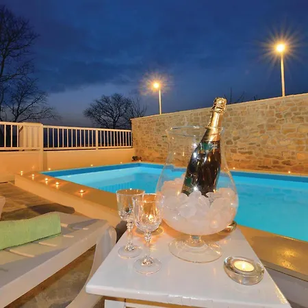 Two-bedroom With An Outdoor Swimming Pool 04 Casa vacanze *
