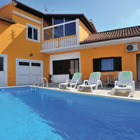 Two-bedroom With An Outdoor Swimming Pool 04