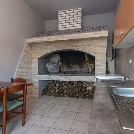 Casa vacanze Two-bedroom With An Outdoor Swimming Pool 04